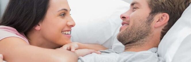 Sekswal na lalaki na may babaeng may babae